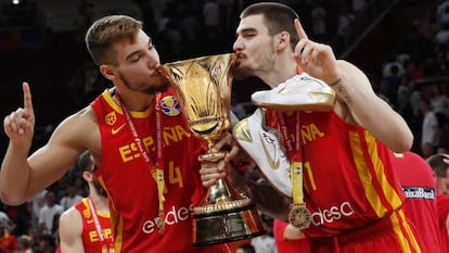 Juancho Hernangómez y Willy Hernangómez Geuer, hijos de la campeona en Perugia 93 Wonny Geuer, celebran el oro del mundial de China de 2019.