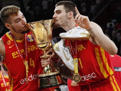 Juancho Hernangómez y Willy Hernangómez Geuer, hijos de la campeona en Perugia 93 Wonny Geuer, celebran el oro del mundial de China de 2019.