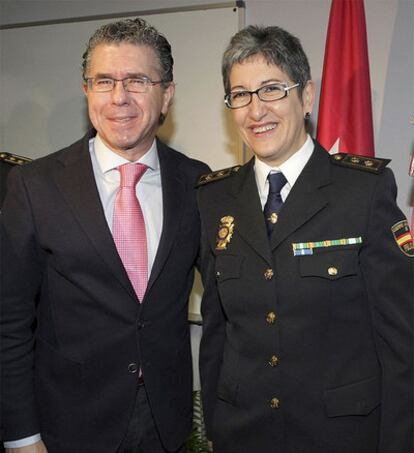 Elena Palacios y Francisco Granados posan tras el acto de toma de posesión.