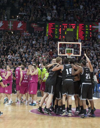 Los jugadores del Baskonia celebran su victoria.