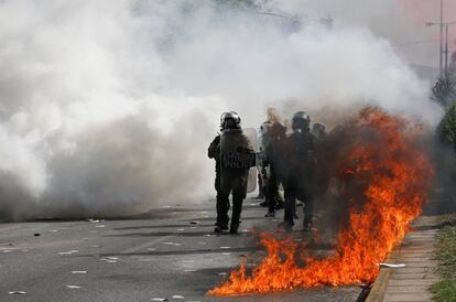 La policía lanza gases lacrimógenos contra la multitud que protestaba en Atenas contra el movimiento radical, que llegó a ser tercera fuerza del país. En la imagen, disturbios en las calles de Atenas tras el veredicto.