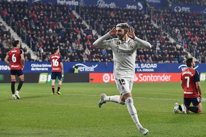Fede Valverde celebra el primer gol del Real Madrid en Pamplona, este sábado en El Sadar.