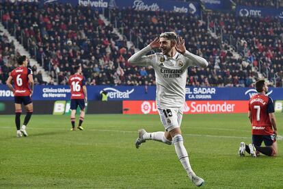 Fede Valverde celebra el primer gol del Real Madrid en Pamplona, este sábado en El Sadar.