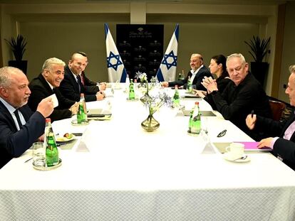 En el sentido de las agujas del reloj: Avigdor Lieberman (primero por la izquierda), Yair Lapid,  Naftali Bennett, Gideon Saar, Mansur Abbas, Merav Michaeli,  Benny Gantz y Nitzan Horowitz,  en la primera reunión de la nueva coalición israelí, el domingo en Tel Aviv.