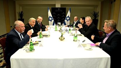 En el sentido de las agujas del reloj: Avigdor Lieberman (primero por la izquierda), Yair Lapid,  Naftali Bennett, Gideon Saar, Mansur Abbas, Merav Michaeli,  Benny Gantz y Nitzan Horowitz,  en la primera reunión de la nueva coalición israelí, el domingo en Tel Aviv.