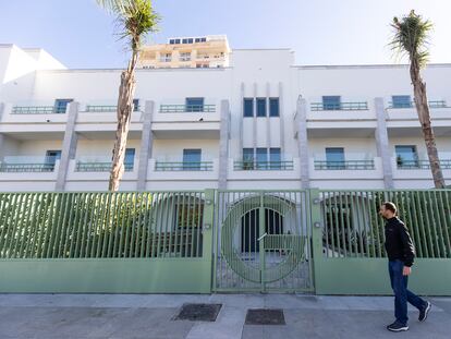 Un hombre camina frente a la fachada del edificio donde se instalara la empresa Google en Málaga.