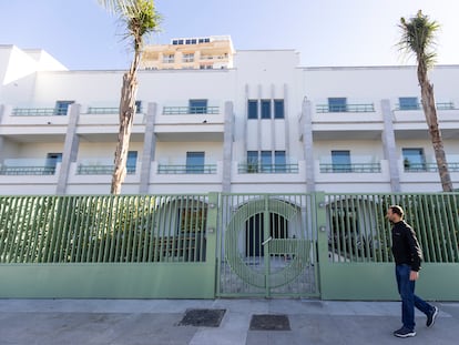 Un hombre camina frente a la fachada del edificio donde se instalara la empresa Google en Málaga.