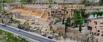 Vista general de las obras de rehabilitación de la muralla de Toledo.