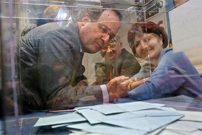 El líder del Partido Socialista francés, Francois Hollande, observa una urna tras votar en Tulle, al soroeste del país.