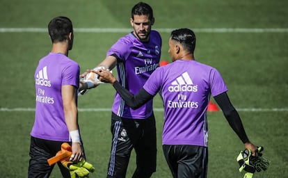 Los porteros del Real Madrid Yañez (I) Casilla (C) y Navas en un entrenamiento.