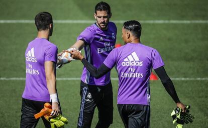 Los porteros del Real Madrid Yañez (I) Casilla (C) y Navas en un entrenamiento.