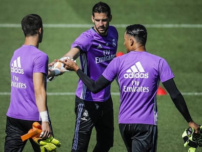 Los porteros del Real Madrid Yañez (I) Casilla (C) y Navas en un entrenamiento.