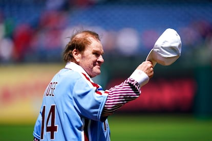 Pete Rose saluda al público en un partido entre los Phillies y los Nationals, en 2022.