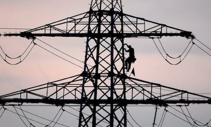 Un trabajador en una torre eléctrica.
