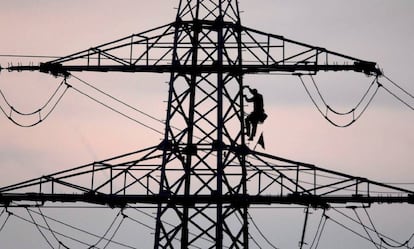 Un trabajador en una torre eléctrica. 