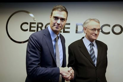 Pedro Sánchez saluda a Antón Costas, presidente del Círculo de Economía.