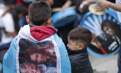 Niño con una bandera de la candidata a la vicepresidencia argentina, Cristina Fernández, este jueves.