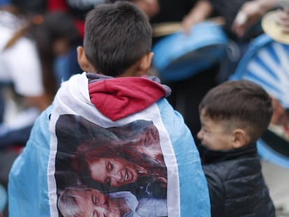 Niño con una bandera de la candidata a la vicepresidencia argentina, Cristina Fernández, este jueves.