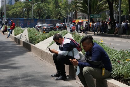 Las autoridades capitalinas están haciendo una revisión de inmuebles en el Centro Histórico de la Ciudad de México, pero no se reportan por el momento daños estructurales.