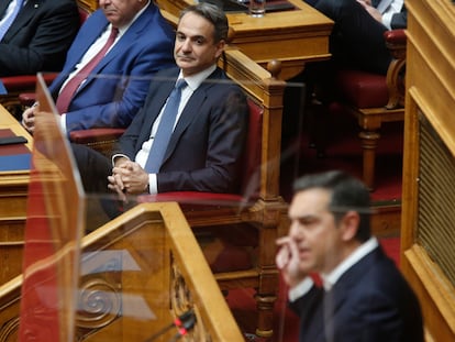 El primer ministro de Grecia, Kyriakos Mitsotakis (izquierda), escuchaba este viernes al líder de la oposición, Alexis Tsipras, en el pleno del Parlamento.