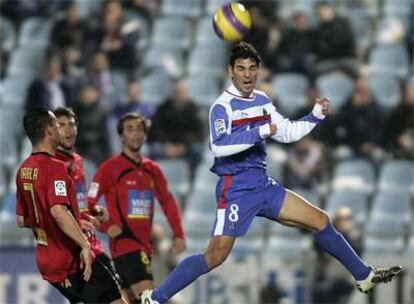 Gavilán intenta controlar el balón