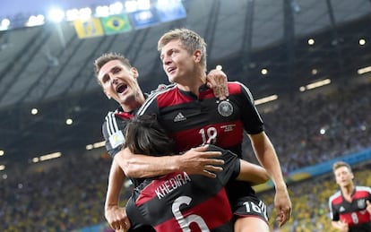 Klose, Kroos e Khedira comemoram um gol.