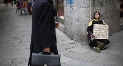Una persona pide en la calle, en el centro de Madrid.