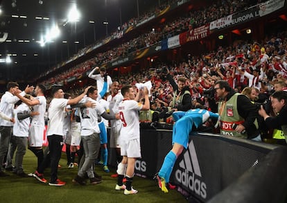 Los jugadores del Sevilla celebran su victoria de 3-1 frente a sus seguidores después de la Final de la Liga de Europa.