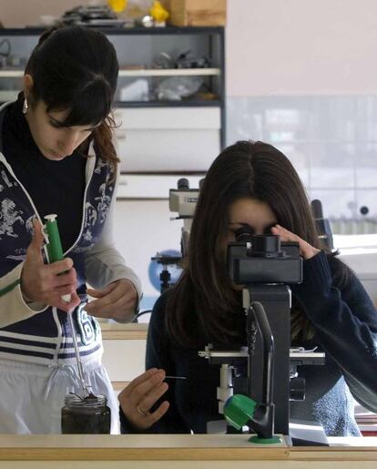 Alumnos en una clase de ciencia de un instituto.