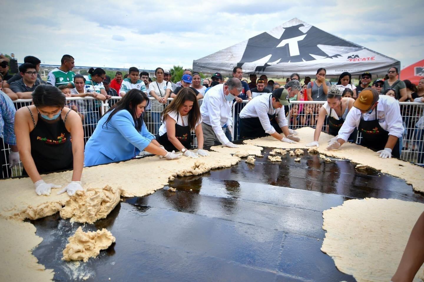 El nacho más grande del mundo se crea en un comal específico entre decenas de personas en el municipio de Piedras Negras, Coahuila.