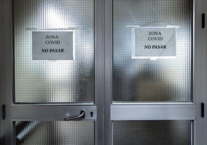 Entramos en la UCI del Hospital Clínico de Valencia durante la segunda ola. El número de pacientes graves en UCI ha provocado que se tengan que habilitar zonas del hospital para los enfermos más graves de covid. En la imagen, zona de entrada a los quirófanos, que por la necesidad actual se han habilitado como camas de críticos y están a cargo del Servicio de Anestesia y Reanimación.