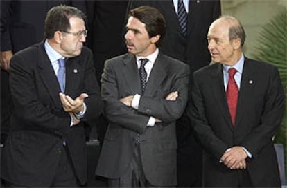 De izquierda a derecha, Romano Prodi, José María Aznar y Constantino Simitis.