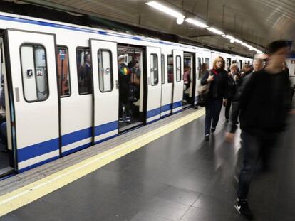 Interior de una estaci&oacute;n de metro de Madrid.