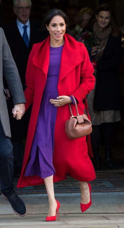 El gusto de la duquesa por los colores fuertes, que tanto ha lucido en los primeros meses tras su boda, ha seguido durante su embarazo. Aquí, con una de sus combinaciones más llamativas y exitosas: abrigo y zapatos rojos y vestido morado a media pierna.