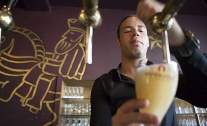 Bar de Het Anker, fábrica de la cerveza Gouden Carolus, la más famosa y apreciada en Malinas.