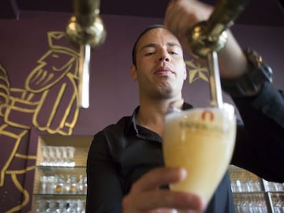 Bar de Het Anker, f&aacute;brica de la cerveza Gouden Carolus, la m&aacute;s famosa y apreciada en Malinas.