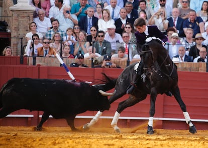 Guillermo Hermoso de Mendoza, ante su primer toro.