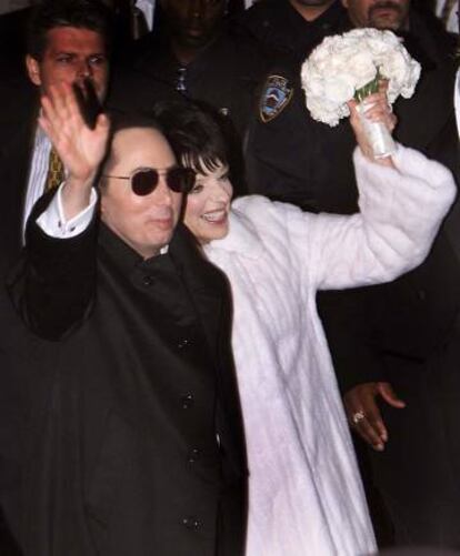 Liza Minnelli y David Gest saludan a las puertas de la iglesia el día de su boda, el 16 de marzo de 2012.