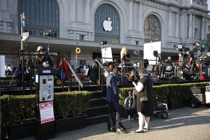 Varios periodistas esperan el comienzo del evento para presentar los nuevos productos de Apple en el Auditorio Bill Graham Civic en San Francisco.