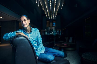 Roberto Santiago, autor de la serie 'Los futbolísimos', en un hotel de Madrid.