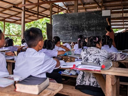 Alumnos del colegio U Moo Ta atienden a una clase de matemáticas impartida por una profesora. Estado de Karen, Myanmar, en septiembre de 2022.