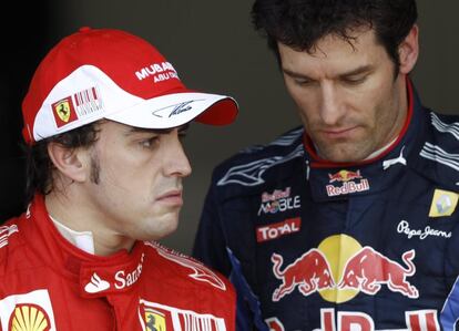 En 2010 Alonso fichó por Ferrari y por si alguien tenía dudas de lo beneficiosa que tenía que ser esa relación para ambos, el español logró ganar la primera carrera que disputó, en Bahréin. Sin embargo, el entusiasmo le duró poco. En Turquía, quedó octavo. Alonso se quejó de que el equipo no estaba mejorando el coche como sí hacían sus rivales. Y es que, en el año en que Alonso debería reinar en Ferrari, los Red Bull llegaron para quedarse.