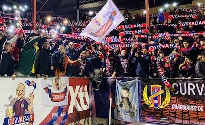 Aficionados de la pe?a Curvabar durante un partido del Yeclano.