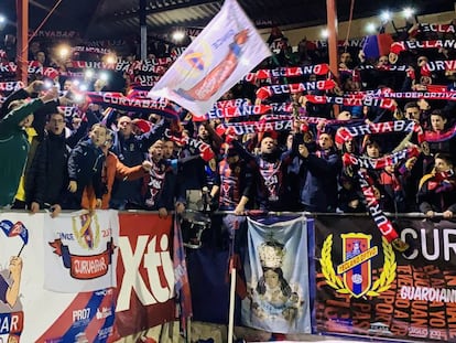 Aficionados de la peña Curvabar durante un partido del Yeclano.