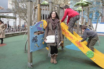 La maestra Gisela García Ron, premiada por el Ministerio de Educación, en el parque Rosalía de Castro de Lugo.