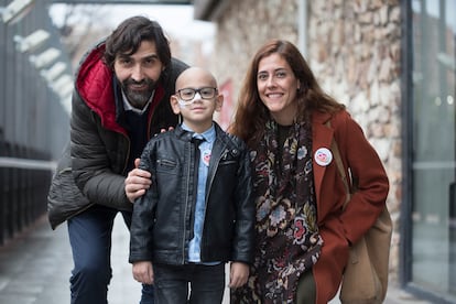 Mathías junto a dos de los médicos que lo han tratado en la Unidad CRIS de Investigación de Terapias Avanzadas del Hospital La Paz: Antonio Pérez y Berta González.