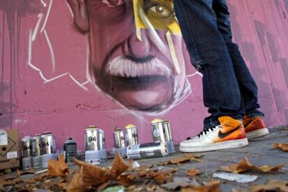 El grafitero Gonzalo Aldeano, junto a otros nueve jóvenes, decoró con pintadas un muro junto al Instituto de Ciencias Matemáticas en Madrid, en el marco de la Semana de la Ciencia 2009