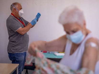 Sanitarios administran la tercera dosis de la vacuna de Pfizer en el punto de vacunación instalado en el Centro de Formación Ocupacional Guadalquivir, Sevilla.