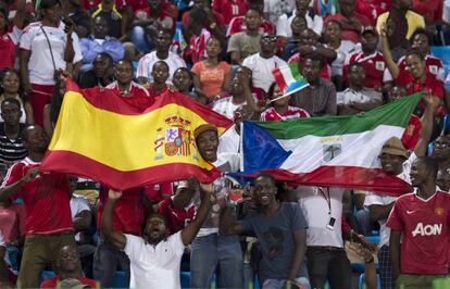 Aficionados ecuatoguineanos en el Estadio Nacional de Malabo