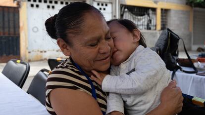 Domitila Miranda abraza a su nieto.